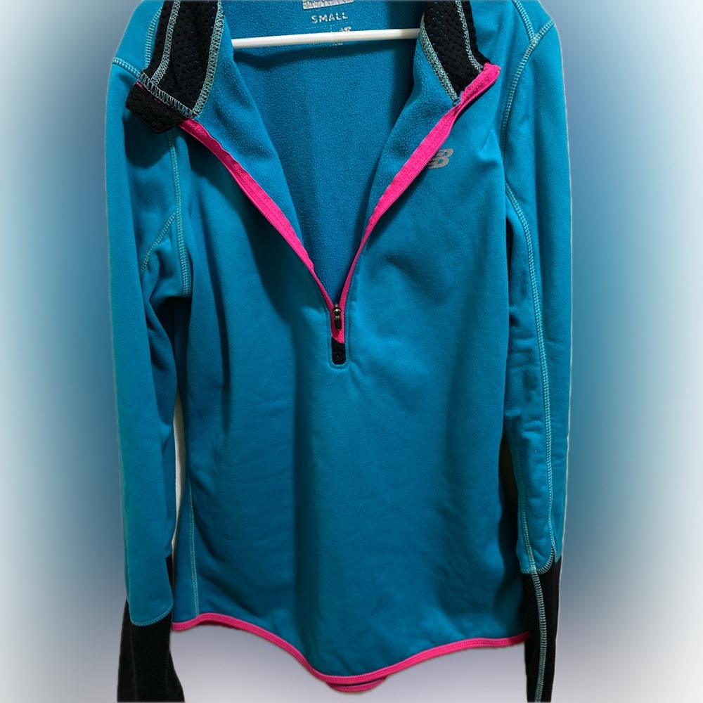 new balance ahlethic lighting dry  pull over sweater